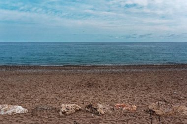Bu çarpıcı görüntü, Fransız Rivierası 'ndaki el değmemiş Villeneuve Loubet plajını gösteriyor. Gök mavisi sular, sakin bir Akdeniz kaçışının özünü kapsayan temiz ve kumlu sahille buluşur..