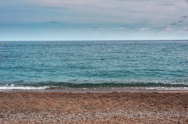 Bu çarpıcı görüntü, Fransız Rivierası 'ndaki el değmemiş Villeneuve Loubet plajını gösteriyor. Gök mavisi sular, sakin bir Akdeniz kaçışının özünü kapsayan temiz ve kumlu sahille buluşur..