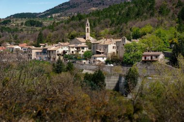 Fransa 'nın Provence şehrinin göbeğine kurulmuş tarihi Sisteron kasabasının nefes kesici panoramik manzarası..