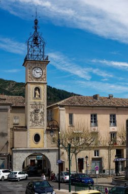 Fransa 'nın Provence şehrinin göbeğine kurulmuş tarihi Sisteron kasabasının nefes kesici panoramik manzarası..