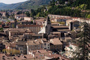 Fransa 'nın Provence şehrinin göbeğine kurulmuş tarihi Sisteron kasabasının nefes kesici panoramik manzarası..