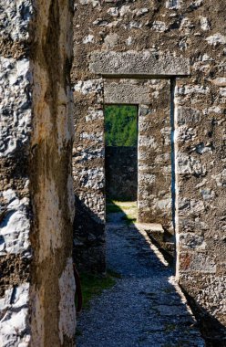 Pencereli eski taş duvar