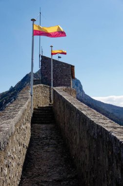 Fransa 'nın Provence kentindeki kayalık bir yamaçta tünemiş tarihi Sisteron Kalesi' nin nefes kesici manzarası..