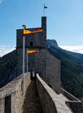 Fransa 'nın Provence kentindeki kayalık bir yamaçta tünemiş tarihi Sisteron Kalesi' nin nefes kesici manzarası..