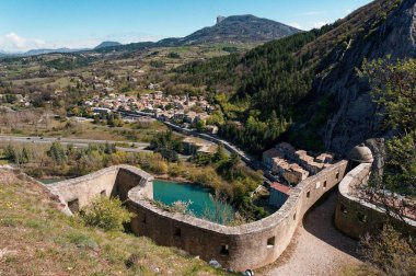 Fransa 'nın Provence-Alpes-Cte d' Azur bölgesinde yer alan tarihi Sisteron kasabasından görülen durgun Durance Nehri 'nin çarpıcı panoramik manzarası. Kasabanın ikonik mimarisi ve bereketli manzaraları huzur dolu nehri güzel çerçeveler..