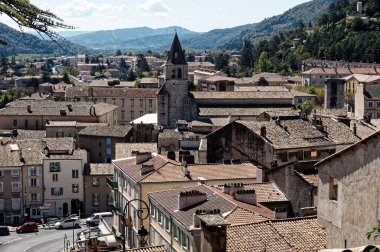 Fransa 'nın Provence şehrinin göbeğine kurulmuş tarihi Sisteron kasabasının nefes kesici panoramik manzarası..