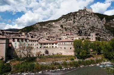 Entrevaux 'nun kırsal cazibesi. Güney Fransa' nın göbeğine yerleşmiş bir ortaçağ köyü..