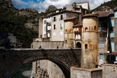 Entrevaux 'nun kırsal cazibesi. Güney Fransa' nın göbeğine yerleşmiş bir ortaçağ köyü..
