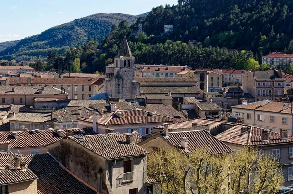 Fransa 'nın Provence şehrinin göbeğine kurulmuş tarihi Sisteron kasabasının nefes kesici panoramik manzarası..