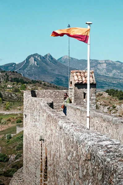 Fransa 'nın Provence kentindeki kayalık bir yamaçta tünemiş tarihi Sisteron Kalesi' nin nefes kesici manzarası..