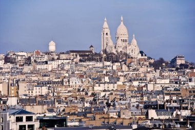 Sacre-Coeur Bazilikası 'nın nefes kesici manzarası ve büyüleyici Paris çatıları şehrin büyüleyici cazibesini yansıtıyor..      