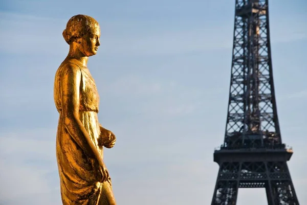Vista Icônica Torre Eiffel Estátua Trocadero Exibindo Beleza Grandeza Intemporal — Fotografia de Stock