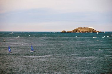 Perros Guirec, Brittany, Fransa yakınlarındaki Riouzig Adası üzerinde açık mavi gökyüzü granit kayaları, kıyı zırhı ve Atlantik Okyanusu ile.