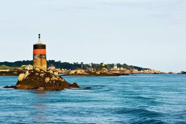 Brehat Adası, Brittany, Fransa 'da deniz fenerinin yanında okyanus manzaralı ve granit kayalıklı ikonik bir semafor. Deniz mirasının bir sembolü..