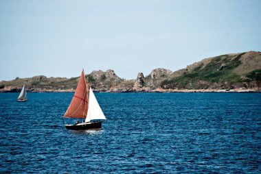 Brittany, Perros Guirec yakınlarındaki mavi Atlantik sularının ortasındaki bir yatta sakin bir yaz gezisinin tadını çıkarıyorum. Taveeg ve Tome deniz güzelliğini araştırıyor..