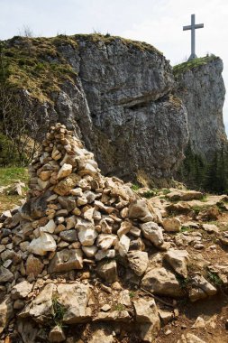 Bauges Dağları, Savoie, Fransa 'da Croix du Nivolet ile nefes kesici panoramik manzara.
