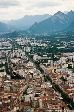 Tarihi La Bastille 'den alınan Grenoble şehir manzarası nefes kesici bir manzara sunuyor. Fransa seyahati.