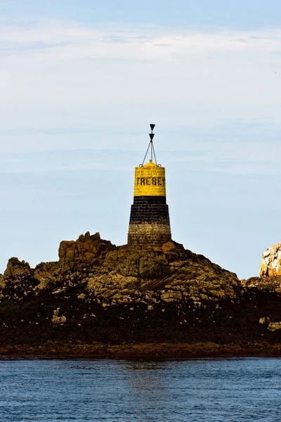 Iconic Semafor Mellett Világítótorony Brehat Island Bretagne Franciaország Óceán Háttér — Stock Fotó