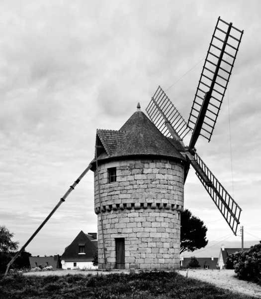 아름다운 풍차는 매력적인 트레고르 브르타뉴 Brittany 사이에 있습니다 — 스톡 사진