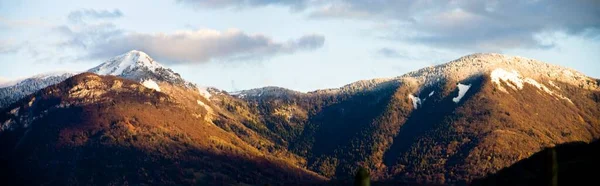 令人叹为观止的全景美景展现了雄伟的萨伏依山脉的荣耀 紧邻迷人的昌贝里镇 — 图库照片
