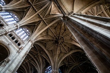Aziz Eustache Kilisesi 'nin Paris' teki enfes iç güzelliğini yakalayın, göz kamaştırıcı Gotik mimarisini sergileyin..