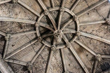 Aziz Eustache Kilisesi 'nin Paris' teki enfes iç güzelliğini yakalayın, göz kamaştırıcı Gotik mimarisini sergileyin..