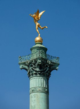 Bastille Sütunu 'nun tepesindeki bronz melek heykeli, Paris, Fransız Devrimi' nin ruhunu simgeliyor..