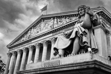 Fransa 'nın başkenti Paris' teki Fransız Ulusal Meclisi 'nin görkemli dış görünüşünü gösteren çarpıcı siyah beyaz bir fotoğraf..