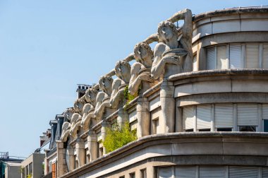 Görünüşü, sanat ve mimariyi harmanlayan büyüleyici insan heykelleriyle süslenmiş kendine özgü bir Paris binası..