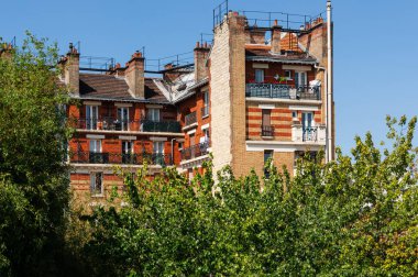 12. bölgedeki büyüleyici bir Paris binası yaz güneşinin sıcacık parıltısıyla yıkandı..