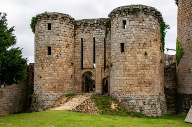Tonquedec, Brittany, Fransa 'daki tarihi ortaçağ şatosunun manzaralı manzarası, fotografik bir zemin üzerine kurulmuş..