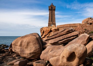 Ploumanac 'h Deniz Feneri' nin büyüleyici güzelliğini yakalayın. Fransa 'nın Brittany sahilinde yaz denizi manzaralı pembe granit bir yapı..