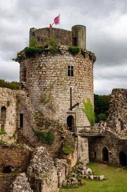 Tonquedec, Brittany, Fransa 'daki tarihi ortaçağ şatosunun manzaralı manzarası, fotografik bir zemin üzerine kurulmuş..