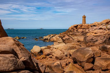 Ploumanac 'h Deniz Feneri' nin büyüleyici güzelliğini yakalayın. Fransa 'nın Brittany sahilinde yaz denizi manzaralı pembe granit bir yapı..