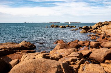 Ploumanach, Brittany, Fransa 'daki çarpıcı Pembe Granit Sahili boyunca kristal berrak sularıyla sakin bir yaz günü..