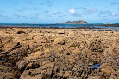 Fransa 'nın Louannec kentindeki Brittany sahilinden nefes kesici okyanus manzarası denizin ve sahil şeridinin güzelliğini gözler önüne seriyor..