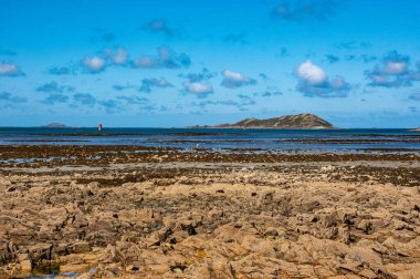 Fransa 'nın Louannec kentindeki Brittany sahilinden nefes kesici okyanus manzarası denizin ve sahil şeridinin güzelliğini gözler önüne seriyor..