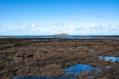 Fransa 'nın Louannec kentindeki Brittany sahilinden nefes kesici okyanus manzarası denizin ve sahil şeridinin güzelliğini gözler önüne seriyor..