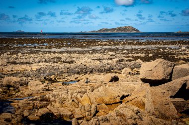 Fransa 'nın Louannec kentindeki Brittany sahilinden nefes kesici okyanus manzarası denizin ve sahil şeridinin güzelliğini gözler önüne seriyor..
