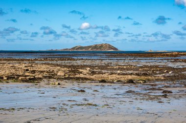 Fransa 'nın Louannec kentindeki Brittany sahilinden nefes kesici okyanus manzarası denizin ve sahil şeridinin güzelliğini gözler önüne seriyor..