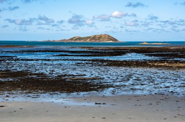 Fransa 'nın Louannec kentindeki Brittany sahilinden nefes kesici okyanus manzarası denizin ve sahil şeridinin güzelliğini gözler önüne seriyor..
