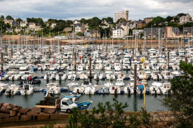 Trebeurden, Brittany, Fransa 'nın büyüleyici limanında kıyısal güzellikleri gözler önüne seren teknelerin resimli bir sahnesi..