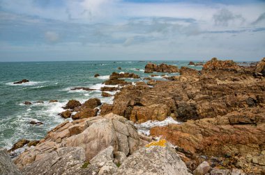 Gouffre d 'Enfer, Plougrescant, Brittany, Fransa' da görkemli deniz manzarası. Engebeli kıyı şeridi ve deniz kenarındaki dramatik kaya oluşumları..