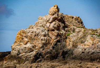 Huzurlu deniz manzarası, kayalık kıyı şeridi, ve Trestrignel, Perros-Guirec, Brittany, Fransa 'da canlı yaz renkleri.