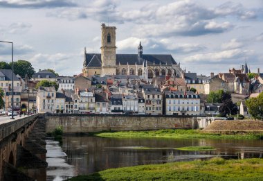 Nevers Katedrali ve sakin Loire Nehri 'nin Fransa' daki manzaralı bankalarından büyüleyici panoramik manzarası.