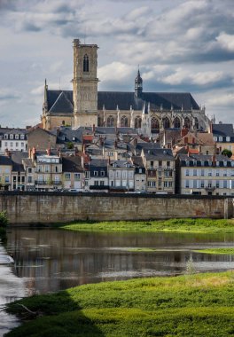 Nevers Katedrali ve sakin Loire Nehri 'nin Fransa' daki manzaralı bankalarından büyüleyici panoramik manzarası.