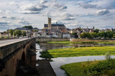 Nevers Katedrali ve sakin Loire Nehri 'nin Fransa' daki manzaralı bankalarından büyüleyici panoramik manzarası.