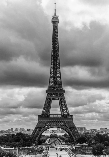 从法国巴黎Trocadero拍摄到标志性的艾菲尔铁塔的黑白照片 — 图库照片