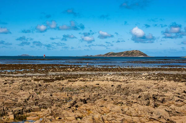 Fransa 'nın Louannec kentindeki Brittany sahilinden nefes kesici okyanus manzarası denizin ve sahil şeridinin güzelliğini gözler önüne seriyor..