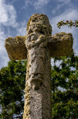 Brittany 'deki Penvern Şapeli' nde geleneksel Katolik mimarisinin zamansız güzelliği ve çarpıcı taş yapısı sergileniyor..